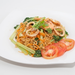 Mì gói xào hải sản